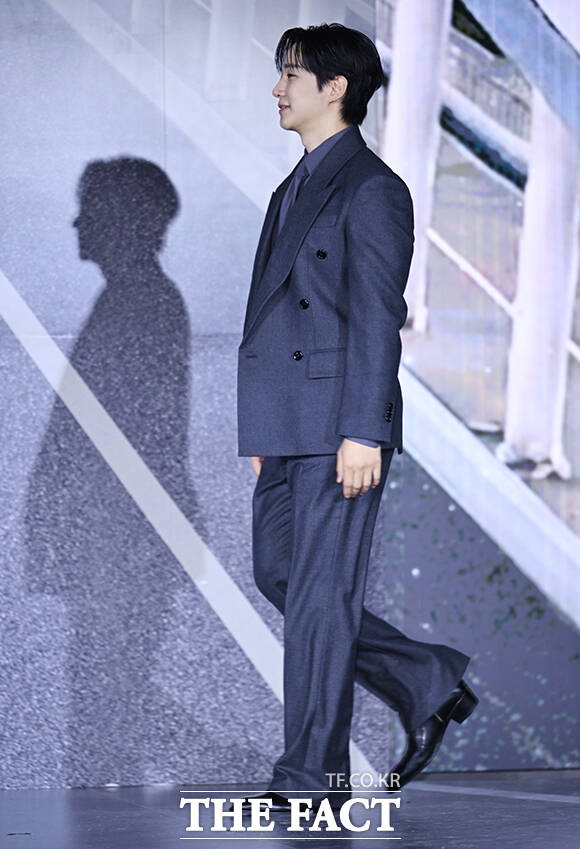 배우 이준호가 22일 오전 서울 강남구 웨스틴 서울 파르나스에서 열린 넷플릭스 새 시리즈 '캐셔로' 제작발표회에 참석해 포즈를 취하고 있다. /박헌우 기자