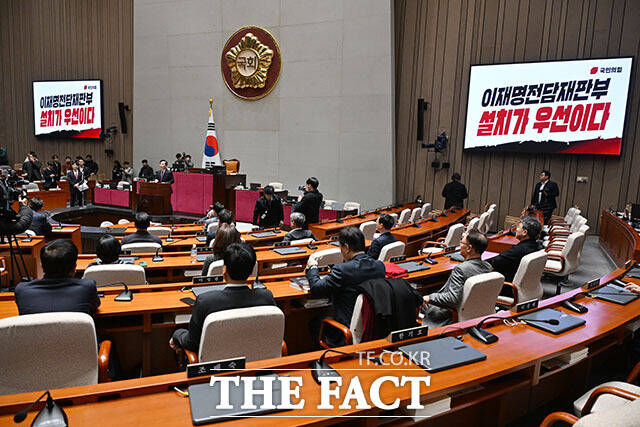 의원총회에서 발언하는 송 원내대표.