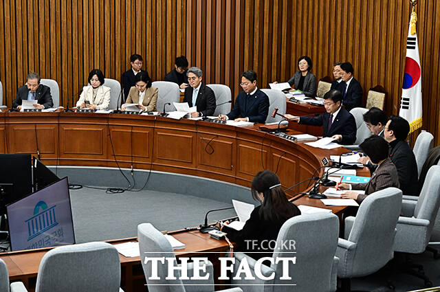 정점식 국회 인사청문특위 위원장(가운데)이 22일 오전 서울 여의도 국회에서 열린 감사원장(김호철) 임명동의에 관한 인사청문특별위원회 전체회의에 참석해 안건을 의결하고 있다. /국회=배정한 기자