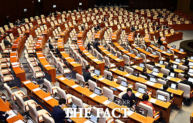 장동혁 국민의힘 대표가 22일 오전 서울 여의도 국회에서 열린 제430회국회(임시회) 제2차 본회의에서 참석해 ’12·3 윤석열 비상계엄 등에 대한 전담재판부 설치 및 제보자 보호 등에 관한 특별법안(대안) 수정안’에 대한 무제한 토론을 하고 있다. /국회=배정한 기자