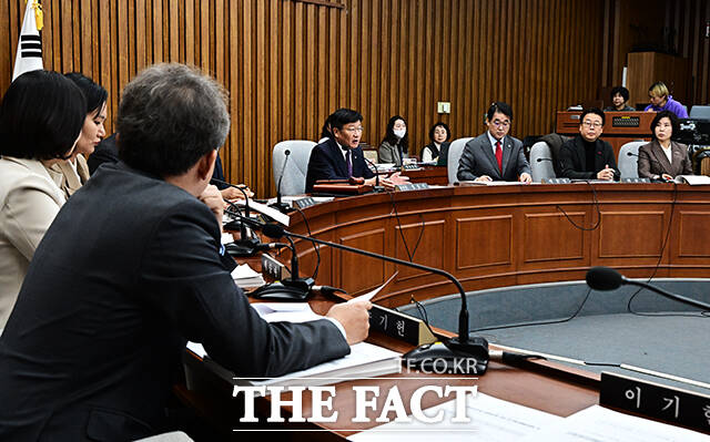 정점식 국회 인사청문특위 위원장(가운데)이 22일 오전 서울 여의도 국회에서 열린 감사원장(김호철) 임명동의에 관한 인사청문특별위원회 전체회의에 참석해 안건을 의결하고 있다. /국회=배정한 기자