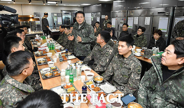 성일종 국방위원장이 22일 강원도 인제군 12사단 향로봉경계작전중대를 방문해 부대원들을 격려하고 있다. /국회사진기자단