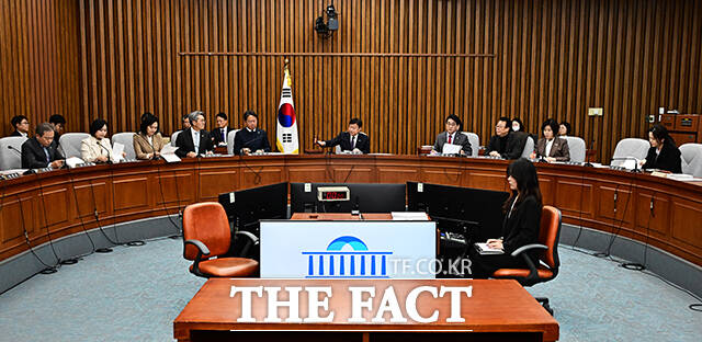 정점식 국회 인사청문특위 위원장(가운데)이 22일 오전 서울 여의도 국회에서 열린 감사원장(김호철) 임명동의에 관한 인사청문특별위원회 전체회의에 참석해 안건을 의결하고 있다. /국회=배정한 기자