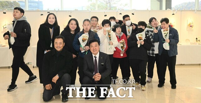 예산군 발달장애인 모임인 '모일 사람들'이 작품전시회에서 기념 촬영을 하고 있다. /예산군