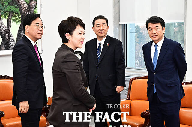 송언석 국민의힘 원내대표와 김병기 더불어민주당 원내대표가 22일 오후 서울 여의도 국회에서 통일교 특검 논의를 위한 여야 원내대표 회동을 하고 있다. 왼쪽부터 김은혜 국민의힘 원내정책수석부대표, 송 원내대표, 김 원내대표, 문진석 더불어민주당 원내운영수석부대표. /국회=배정한 기자