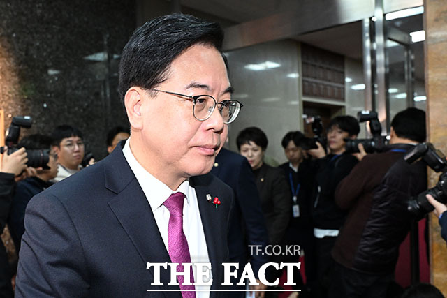 본회의 앞두고 국회의장실 방문한 송 원내대표.