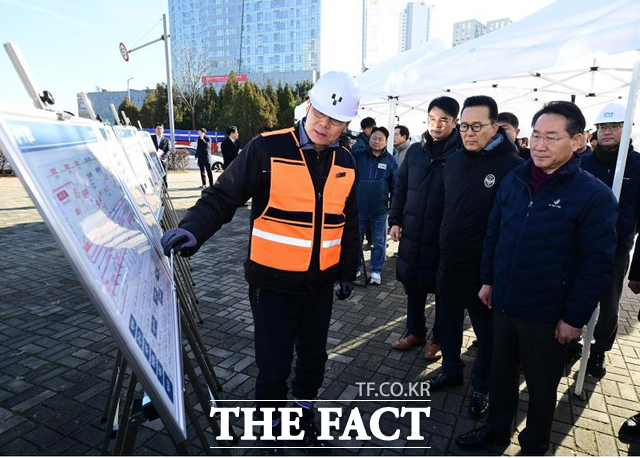 유정복 인천시장이 22일 연수구 인천대입구역에서 GTX-B 사업 현장을 점검하고 있다. /인천시