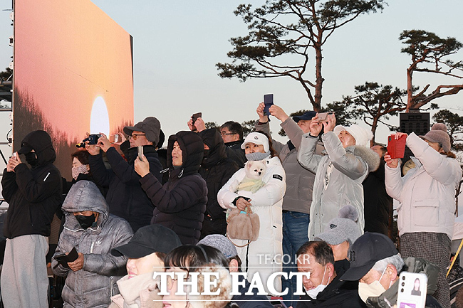 예천군이 2026년 병오년(丙午年) 새해 해맞이 행사를 내년 1월 1일 오전 7시 예천군청 광장에서개최한다. 사진은 지난해 해맞이 행사모습. /예천군