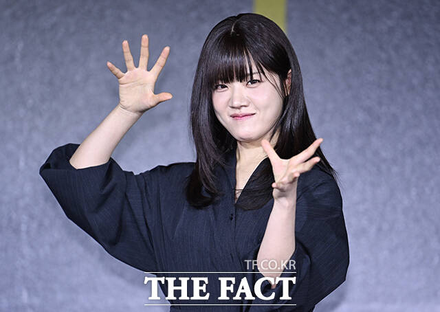 배우 이채민과, 김혜준, 이준호, 김향기, 김병철, 강한나(왼쪽부터)가 22일 오전 서울 강남구 웨스틴 서울 파르나스에서 열린 넷플릭스 새 시리즈 '캐셔로' 제작발표회에 참석해 포즈를 취하고 있다. /박헌우 기자