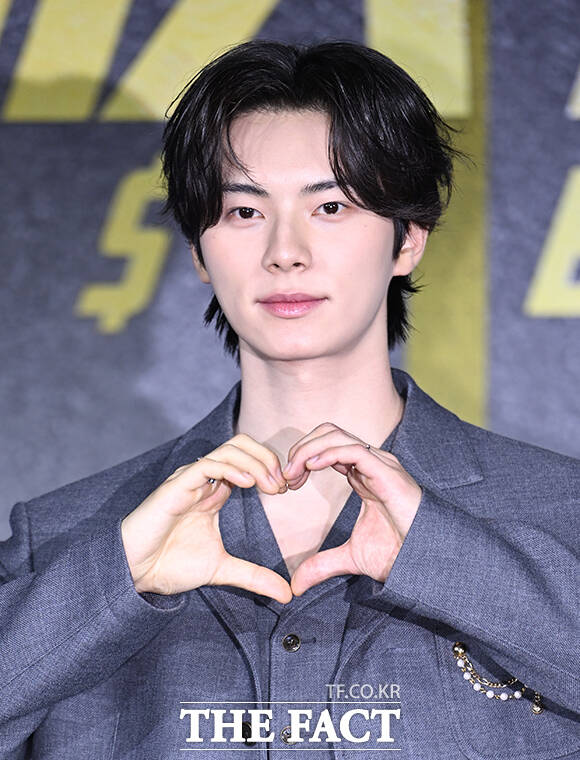 배우 이채민과, 김혜준, 이준호, 김향기, 김병철, 강한나(왼쪽부터)가 22일 오전 서울 강남구 웨스틴 서울 파르나스에서 열린 넷플릭스 새 시리즈 '캐셔로' 제작발표회에 참석해 포즈를 취하고 있다. /박헌우 기자