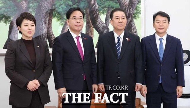 더불어민주당이 국민의힘이 요구해 온 '통일교 특검'을 받아들이면서 여야 모두 촉각을 곤두세울 수밖에 없게 됐다. 김병기 더불어민주당 원내대표와 송언석 국민의힘 원내대표가 22일 오후 서울 여의도 국회에서 열린 '통일교 특검', '민생법안 처리' 등 현안 관련 원내대표회동에서 취재진을 향해 포즈를 취하고 있다. 왼쪽부터 김은혜 국민의힘 원내정책수석부대표, 송 원내대표, 김 원내대표, 문진석 민주당 원내운영수석부대표. /뉴시스