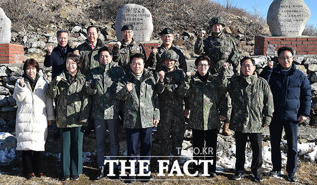 성일종 국방위원장이 22일 강원도 인제군 12사단 향로봉경계작전중대를 방문해 부대원들을 격려하고 있다. /국회사진기자단