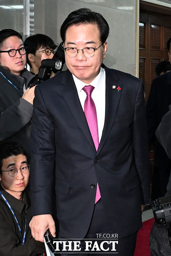 본회의 앞두고 국회의장실 방문한 송 원내대표.