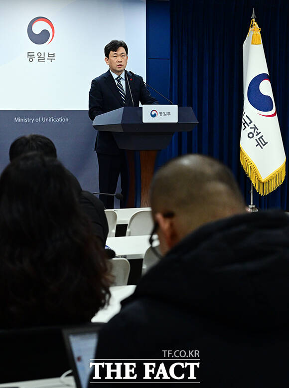 윤민호 통일부 대변인이 22일 오전 서울 종로구 정부서울청사에서 현안 관련 정례브리핑을 하고 있다. /임영무 기자