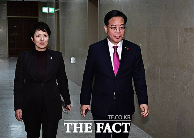 송언석 국민의힘 원내대표와 김병기 더불어민주당 원내대표가 22일 오후 서울 여의도 국회에서 통일교 특검 논의를 위한 여야 원내대표 회동을 하고 있다. 왼쪽부터 김은혜 국민의힘 원내정책수석부대표, 송 원내대표, 김 원내대표, 문진석 더불어민주당 원내운영수석부대표. /국회=배정한 기자