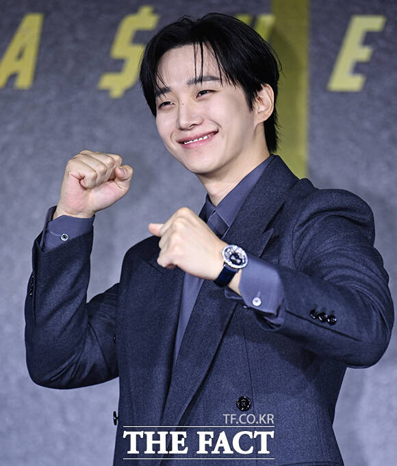 배우 이준호가 22일 오전 서울 강남구 웨스틴 서울 파르나스에서 열린 넷플릭스 새 시리즈 '캐셔로' 제작발표회에 참석해 포즈를 취하고 있다. /박헌우 기자