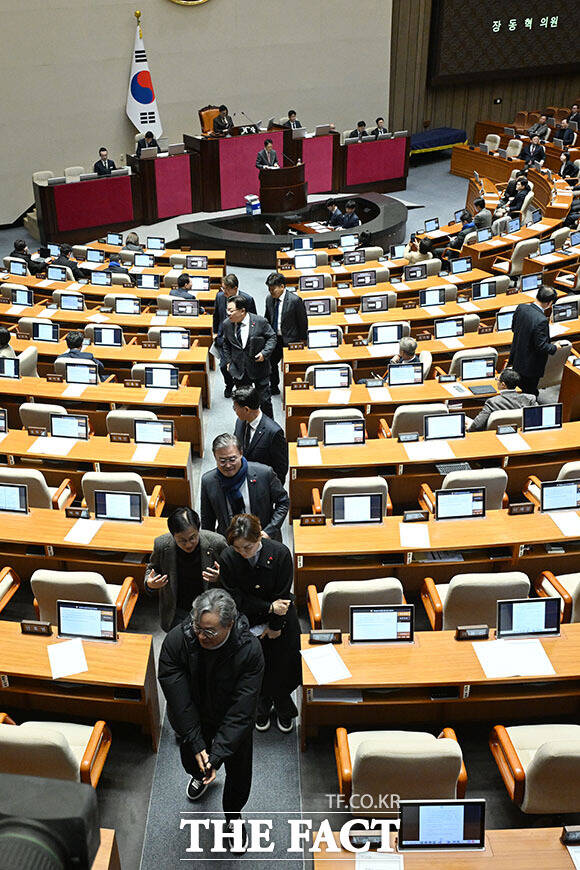 내란전담재판부법 필리버스터 첫 주자 나선 장동혁 대표와 본회의장 나서는 민주당 의원들.
