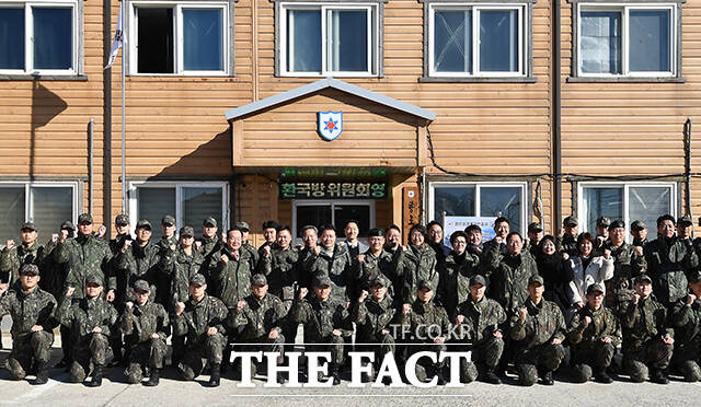 성일종 국방위원장이 22일 강원도 인제군 12사단 향로봉경계작전중대를 방문해 부대원들을 격려하고 있다. /국회사진기자단