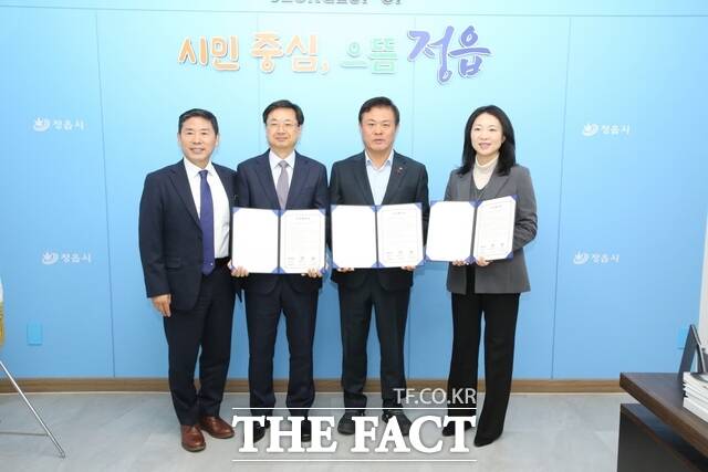 22일 정읍시청에서 캐스코 정읍 제3일반산업단지 공장 증설 투자협약식이 열린 가운데 이학수 정읍시장(왼쪽 세 번째)과 전대진 캐스코 대표(왼쪽 두 번째), 전북도 관계자 등이 기념 촬영을 하고 있다. /정읍시