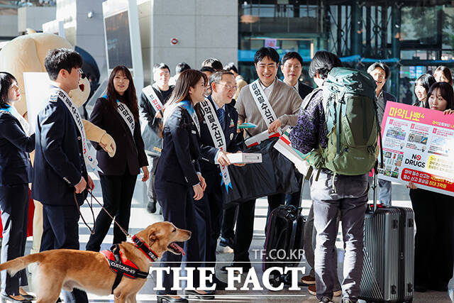 공항 이용객들에게 '마약밀수 근절' 캠페인 펼치는 관세청.