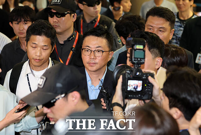 김건희 여사 일가의 '집사'로 알려진 김예성 씨가 8월 12일 오후 인천국제공항을 통해 입국하며 연행되고 있다. /더팩트 DB