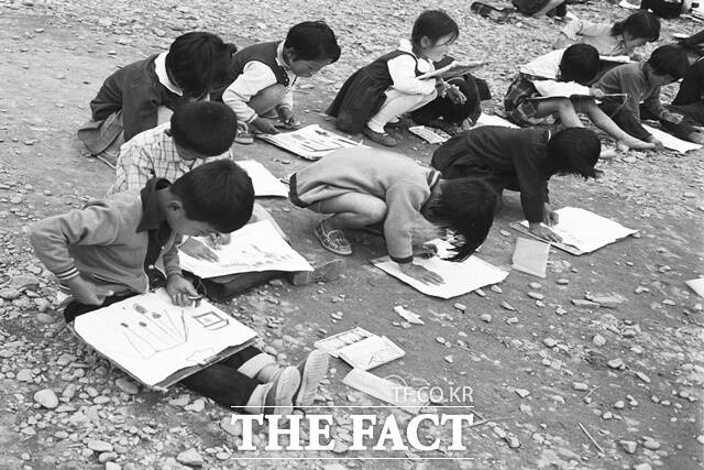 옛 진주시의 모습을 담은 사진전 다시 한 번 보고 싶다가 내년 1월 2일 까지 진주시청 2층 갤러리 진심 1949에서 열린다. 사진은 개천예술제 사생대회 모습 /진주시