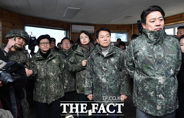 성일종 국방위원장이 22일 강원도 인제군 12사단 향로봉경계작전중대를 방문해 부대원들을 격려하고 있다. /국회사진기자단