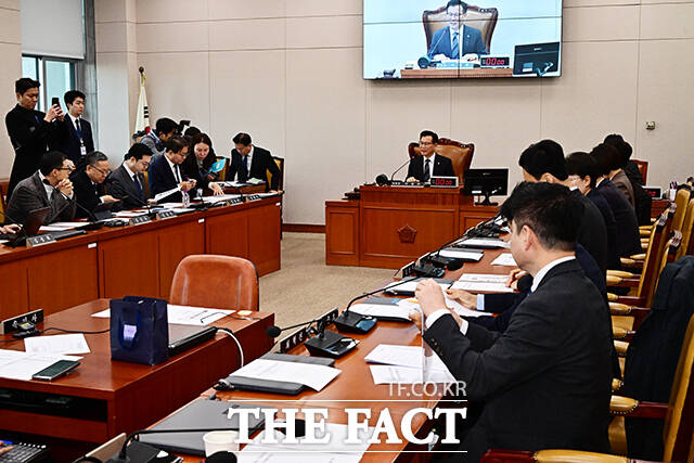 이양수 국조특위 위원장이 22일 오전 서울 여의도 국회에서 열린 ’12.29 여객기 참사 진상규명을 위한 국정조사특별위원회’ 전체회의에 참석해 안건을 의결하고 있다. /국회=배정한 기자