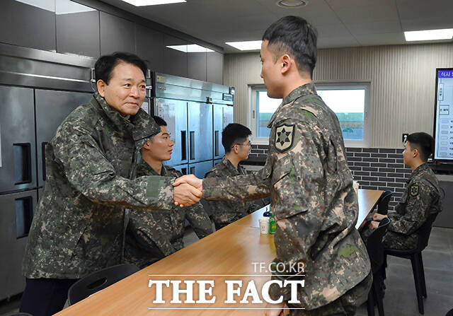 성일종 국방위원장이 22일 강원도 인제군 12사단 향로봉경계작전중대를 방문해 부대원들을 격려하고 있다. /국회사진기자단