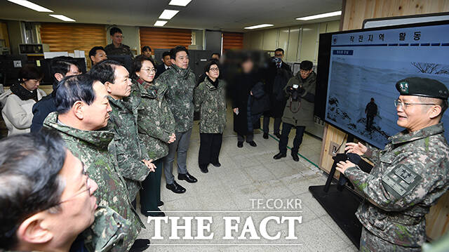 성일종 국방위원장이 22일 강원도 인제군 12사단 향로봉경계작전중대를 방문해 부대원들을 격려하고 있다. /국회사진기자단