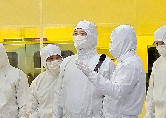 22일 이재용 삼성전자 회장이 기흥, 화성 반도체 캠퍼스를 방문해 기술 경쟁력을 점검하고 임직원을 격려하고 있다. /삼성전자