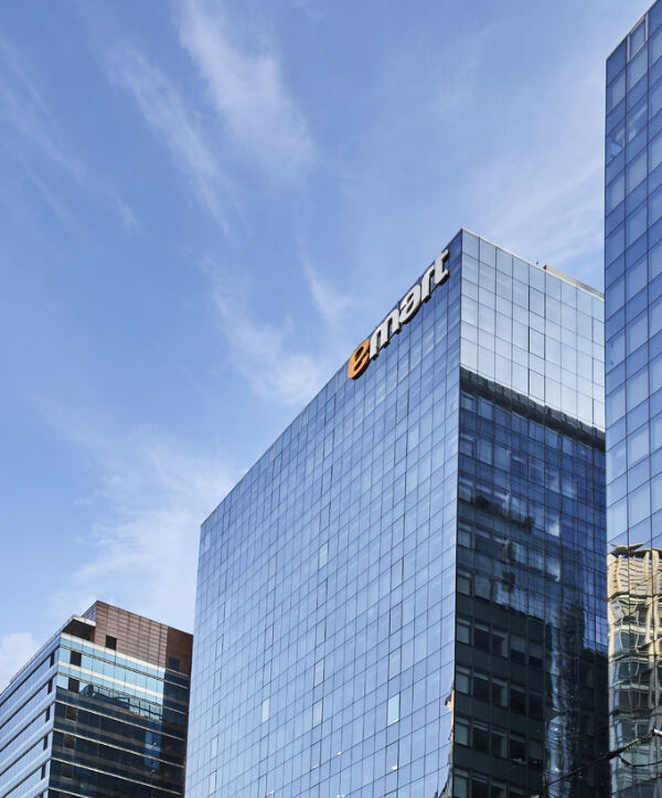 신세계푸드가 그룹 모태였던 급식사업부를 매각하면서 사업 재정비에 힘을 주고 있다. 이런 상황에서 이마트가 신세계푸드 주식 공개 매수에 나서고 있어 행보에 이목이 쏠린다. 사진은 이마트 사옥. /이마트