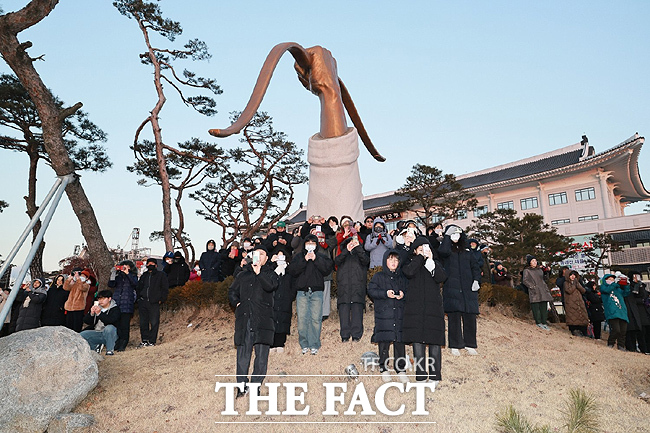 예천군이 2026년 병오년(丙午年) 새해 해맞이 행사를 내년 1월 1일 오전 7시 예천군청 광장에서개최한다. 사진은 지난해 해맞이 행사모습. /예천군