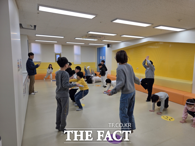 22일 오전 서울 강동구 강솔초등학교 신체활동실에서 4학년 달반 아이들이 일제히 몸을 움직이고 있다. /정소양 기자