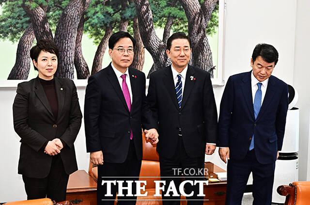 송언석 국민의힘 원내대표와 김병기 더불어민주당 원내대표가 22일 오후 서울 여의도 국회에서 통일교 특검 논의를 위한 여야 원내대표 회동을 하고 있다. 왼쪽부터 김은혜 국민의힘 원내정책수석부대표, 송 원내대표, 김 원내대표, 문진석 더불어민주당 원내운영수석부대표. /국회=배정한 기자