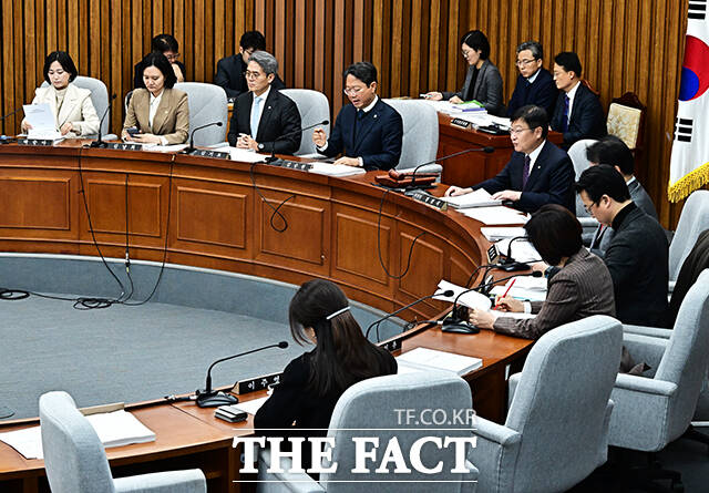 정점식 국회 인사청문특위 위원장(가운데)이 22일 오전 서울 여의도 국회에서 열린 감사원장(김호철) 임명동의에 관한 인사청문특별위원회 전체회의에 참석해 안건을 의결하고 있다. /국회=배정한 기자