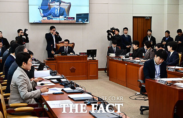 이양수 국조특위 위원장이 22일 오전 서울 여의도 국회에서 열린 ’12.29 여객기 참사 진상규명을 위한 국정조사특별위원회’ 전체회의에 참석해 안건을 의결하고 있다. /국회=배정한 기자