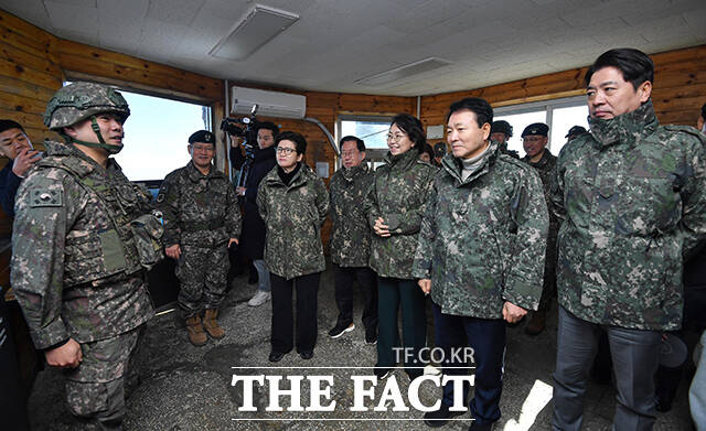 성일종 국방위원장이 22일 강원도 인제군 12사단 향로봉경계작전중대를 방문해 부대원들을 격려하고 있다. /국회사진기자단