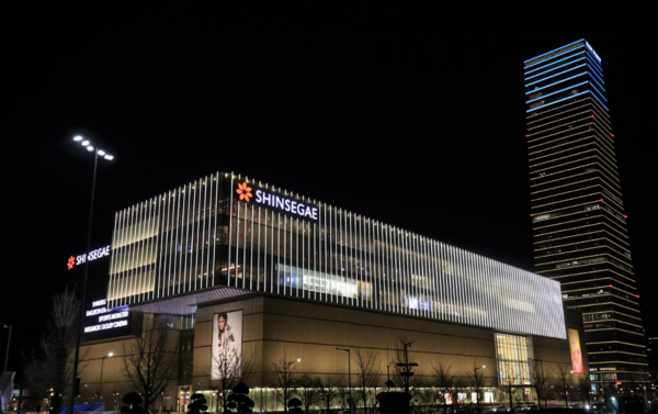 대전신세계가 12월 21일 기준 올해 누적 매출(거래액) 1조원을 돌파했다. 이에 신세계백화점 전국 12개 백화점 중 5곳이 연매출 1조원 이상의 기록을 갖게 됐다. 사진은 대전신세계 전경. /신세계백화점