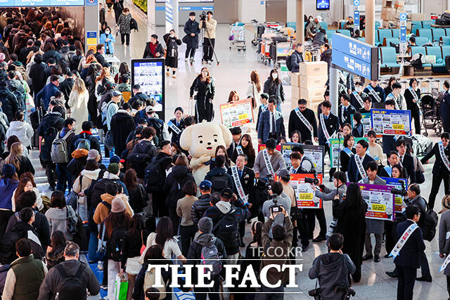 공항 이용객들에게 '마약밀수 근절' 캠페인 펼치는 관세청.