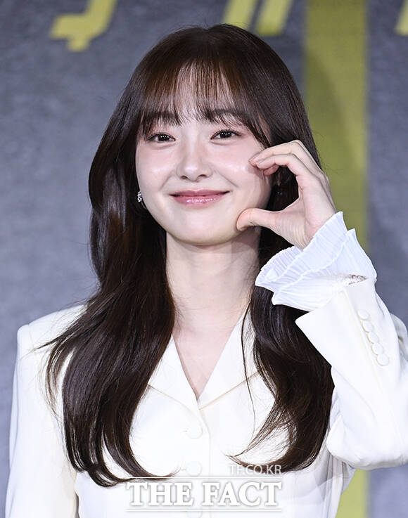 배우 이채민과, 김혜준, 이준호, 김향기, 김병철, 강한나(왼쪽부터)가 22일 오전 서울 강남구 웨스틴 서울 파르나스에서 열린 넷플릭스 새 시리즈 '캐셔로' 제작발표회에 참석해 포즈를 취하고 있다. /박헌우 기자