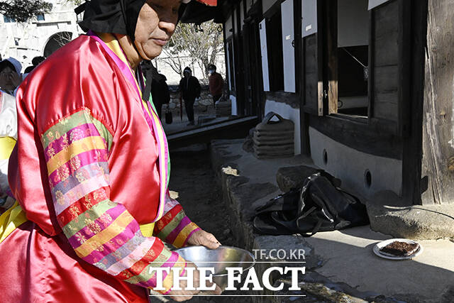 '동지'인 22일 국립민속박물관 오촌댁에서 열린 동지고사에서 진행자가 팥떡을 나누고 있다.