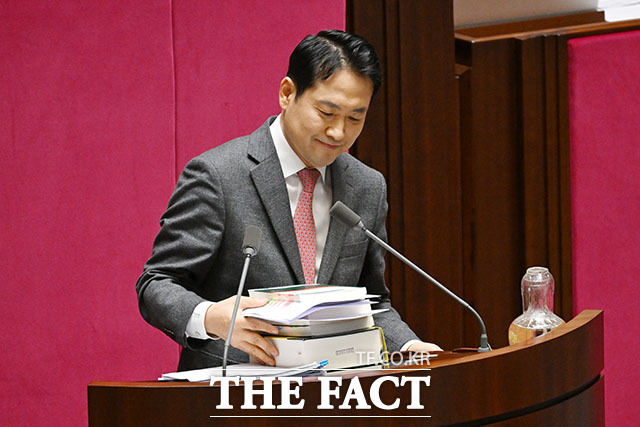 여유 있는 미소로 입장한 장 대표.