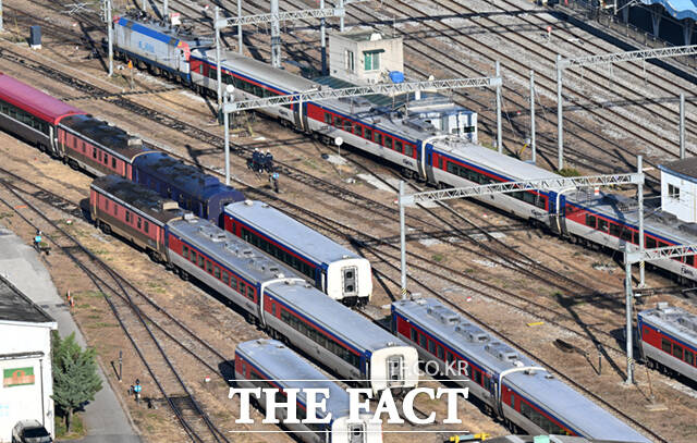 지난해 12월 5일 전국철도노동조합(철도노조)이 파업에 돌입한 5일 서울 코레일 수색 차량기지에 열차들이 멈춰서 있다../이새롬 기자