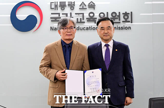차정인 국가교육위원장(왼쪽)이 22일 오후 서울 종로구 정부서울청사에서 열린 민주시민교육 특별위원회 위촉식에 참석해 인사말을 하고 있다. /임영무 기자