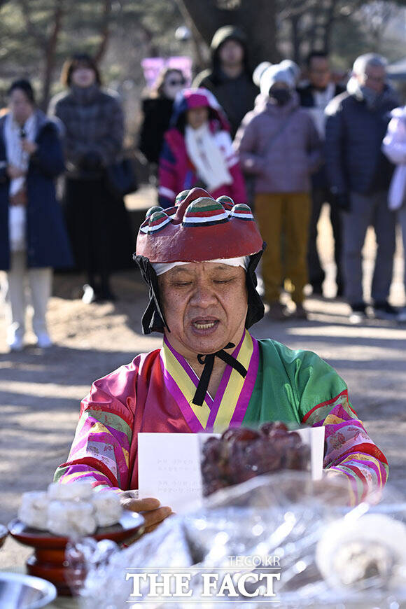'동지'인 22일 국립민속박물관 오촌댁에서 열린 동지고사에서 진행자가 팥떡을 나누고 있다.