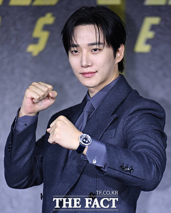 배우 이준호가 22일 오전 서울 강남구 웨스틴 서울 파르나스에서 열린 넷플릭스 새 시리즈 '캐셔로' 제작발표회에 참석해 포즈를 취하고 있다. /박헌우 기자