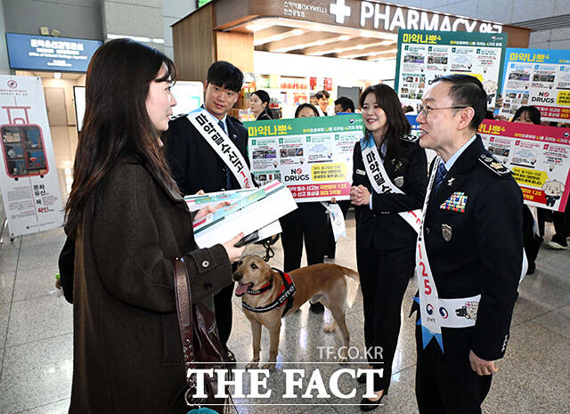 이명구 관세청장(오른쪽)과 마약근절 홍보대사인 개그우먼 김승혜가 22일 인천국제공항 1터미널에서 열린 '마약 나뽀4(마약으로부터 나를 지키는 4가지)' 캠페인에서 해외 여행객들에게 홍보물품을 나눠주고 있다. /인천국제공항=남윤호 기자