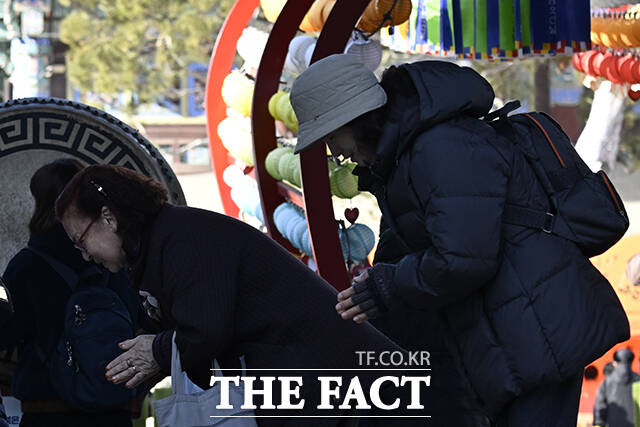 22일 오전 서울 종로구 조계사를 찾은 방문객들이 팥죽을 먹고 있다.