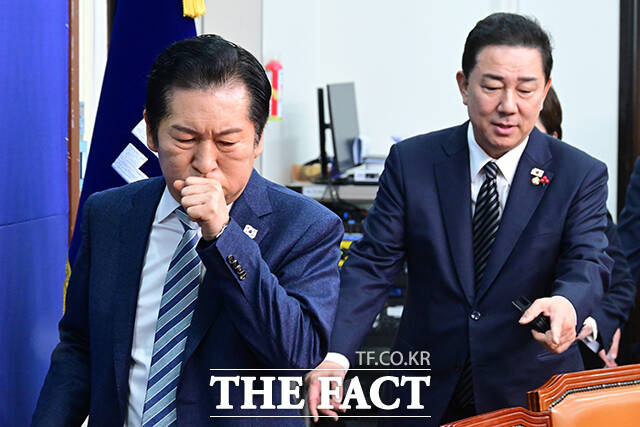 정청래 더불어민주당 대표가 지난 19일 오전 서울 여의도 국회에서 열린 최고위원회의에 참석하며 헛기침하고 있다. 오른쪽은 김병기 원내대표. /국회=남윤호 기자